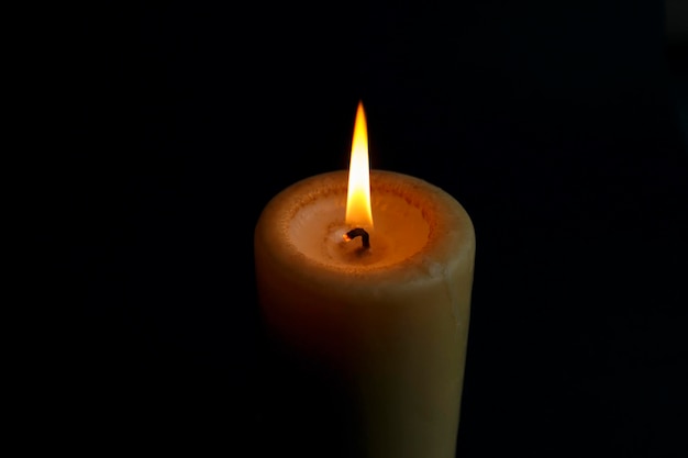 어둠 속에서 불타는 촛불 에너지 위기 또는 정전 개념 이미지에서 정전 전기