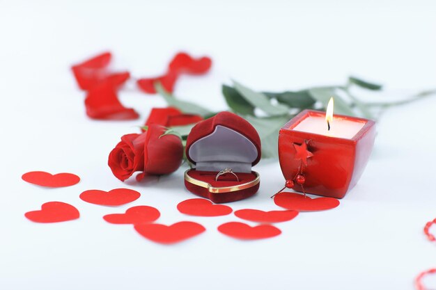 Горящая свеча и красная роза на белом фоне фото с копией