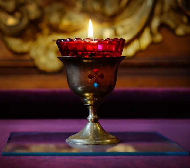 Горящая свеча на столе в церкви