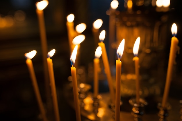Горящие свечи в церкви.