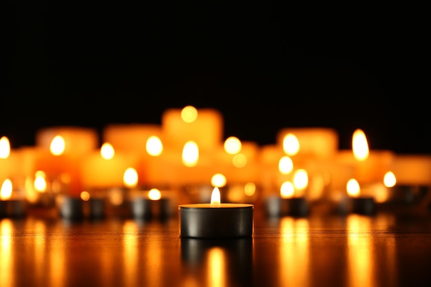 Photo burning candles on dark background