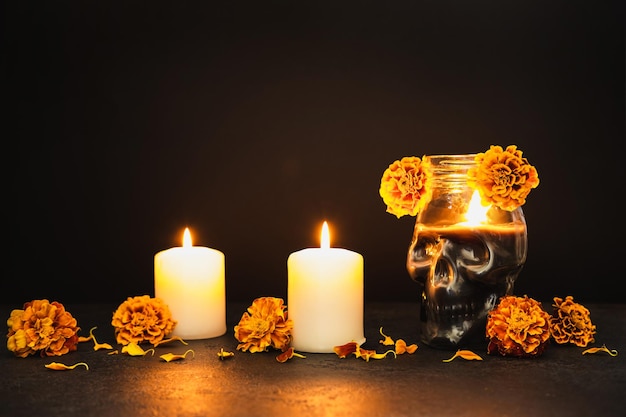 불타는 초 해골과 금잔화 꽃 Dia de los muertos day or day of the dead