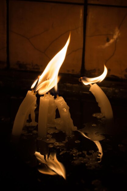 Photo burning candles with candle light in the dark