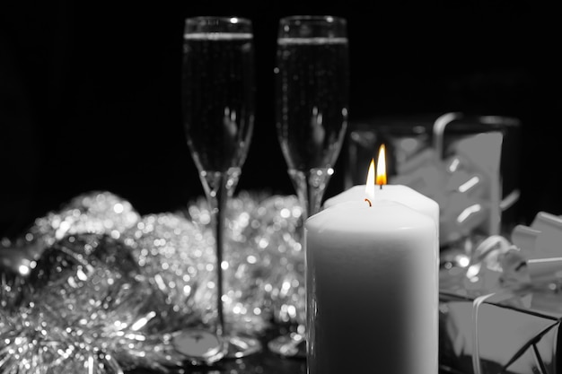 Candele accese con champagne e decorazioni