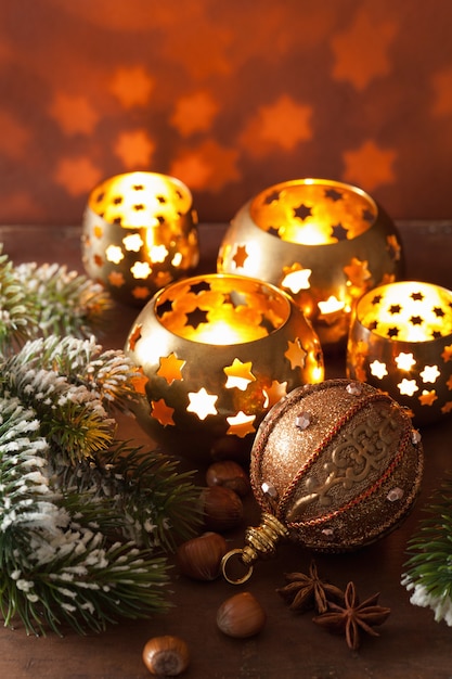 Горящие рождественские фонарики и украшения