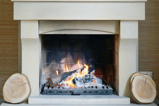 Photo burning fireplace in winter time