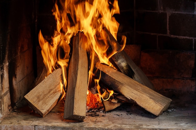 暖炉で燃えている薪がクローズアップ。