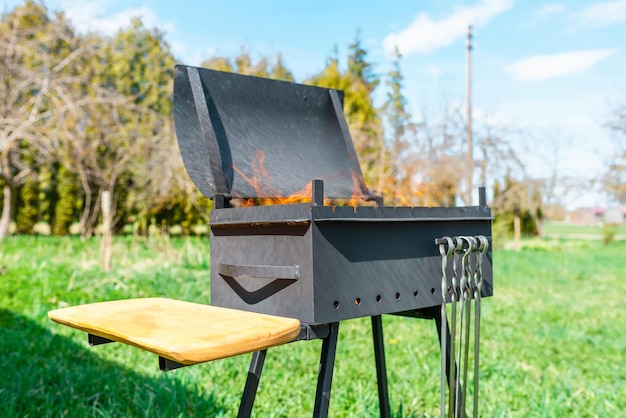 夏の晴れた日に屋外で燃える木の火の炎