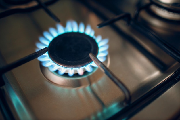 Foto fiamma di gas in fiamme su una stufa a gas della cucina