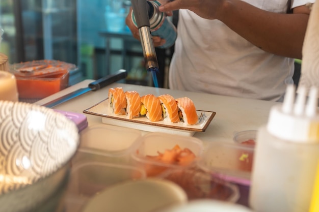 Photo burning japanese chef's salmon sushi