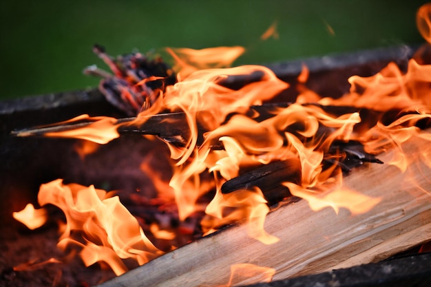 写真 抽象的な背景の木材の燃えるログは,火の火の火を燃やす.