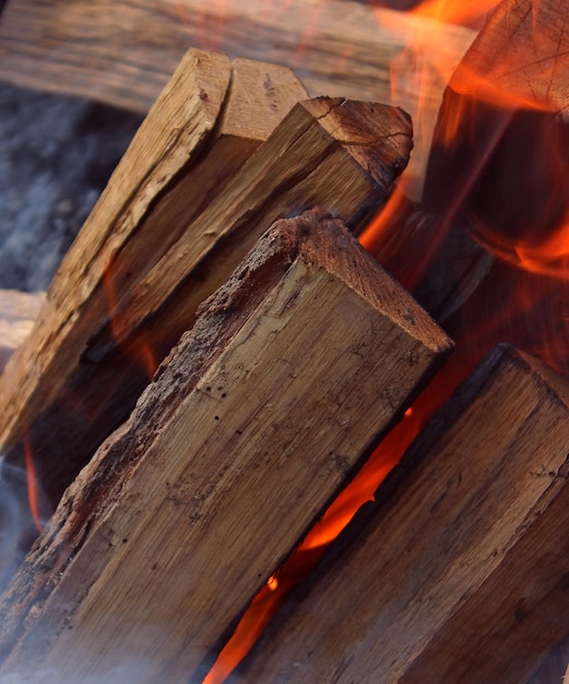Photo burning logs stacked in a burning bonfire detailed stock photo