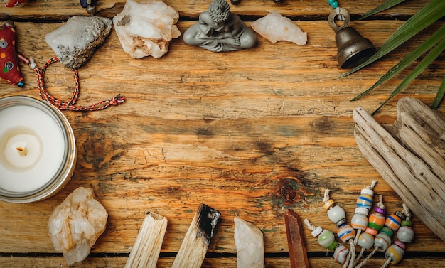 Foto sfondo di palo santo in fiamme con cristalli e pietre preziose. pacchetto detergente con minerali curativi e candele. rilassati e distenditi zen