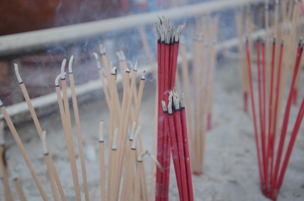 Foto burning red incense sticks in the incense burner incense per pregare buddha o dèi indù per mostrare l'adorazione