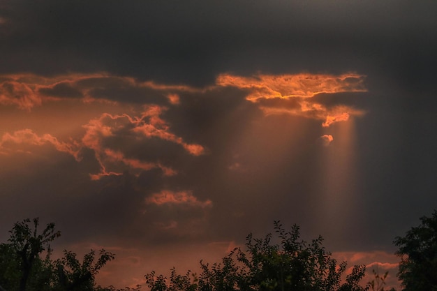 パターンの背景として燃える空。雲のある夕日。スカイライン