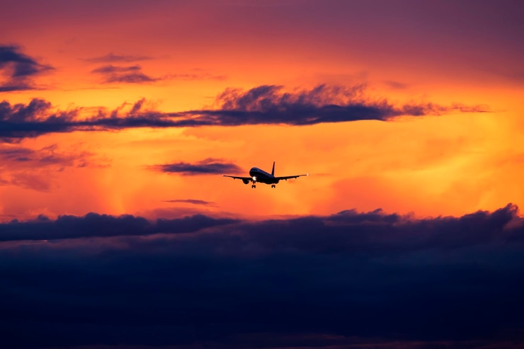 Photo burning sky with the airplane