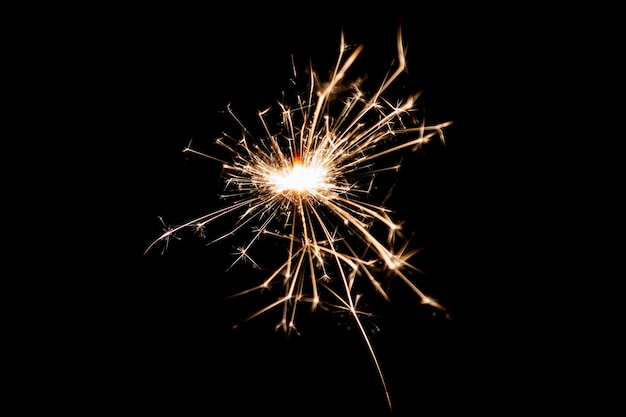 Foto sparkler in fiamme isolato su sfondo nero tema fuochi d'artificio effetto luce e consistenza