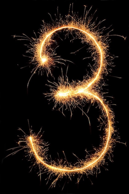 Burning sparkling numero 0 zero isolato su sfondo nero bellissimo elemento di design luminoso per il volantino delle vacanze di biglietti di auguri