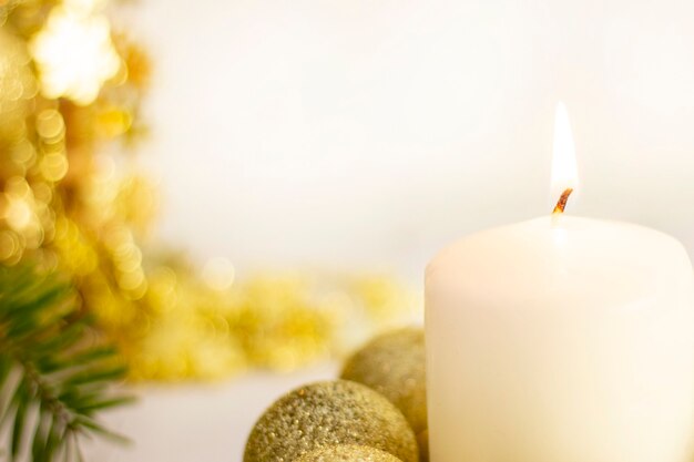 Photo burning white candle and golden balls