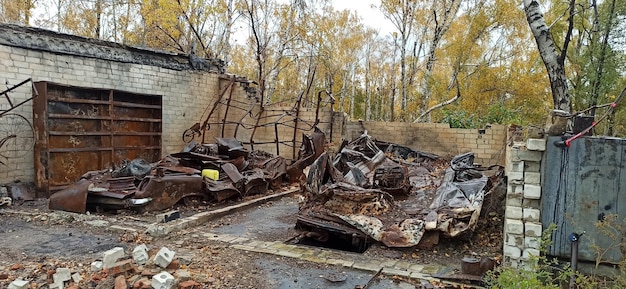 Сгоревшие машины в разрушенных гаражах во время войны в Украине Российско-украинская война