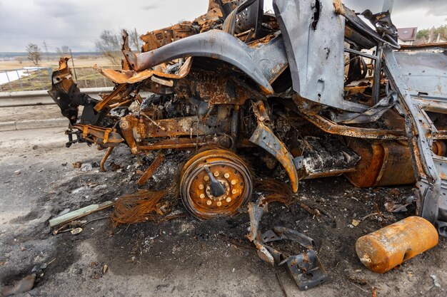 写真 ロシア軍の燃やされた軍車が川を渡る橋の上に びた車