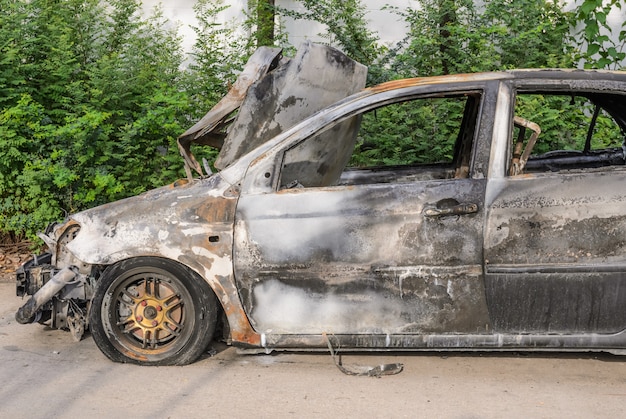 Photo burnt out car wreck after a fire