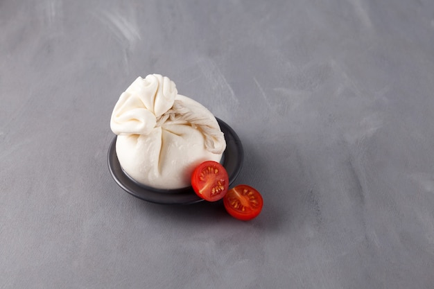 Burrata-kaas gemaakt van mozzarella en crèmevulling