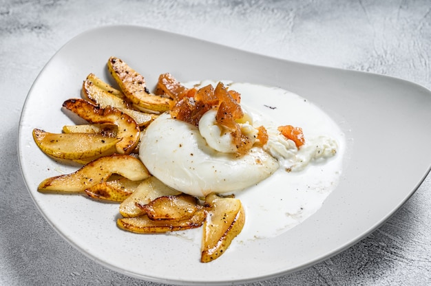 Burrata kaas met gebakken peer en perenmarmelade