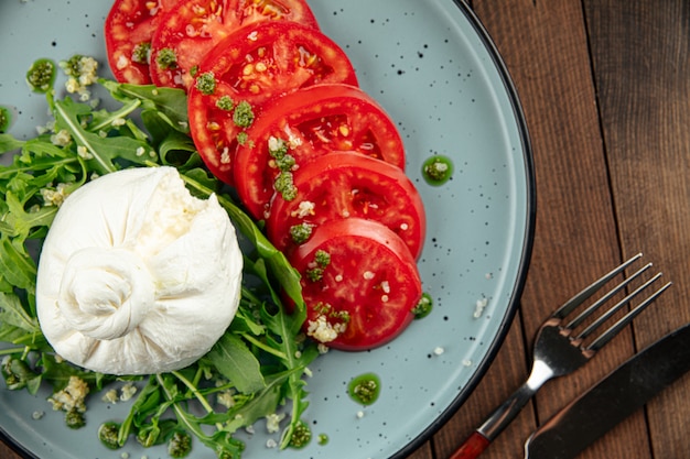 Burrata kaas tomaten en groene salade