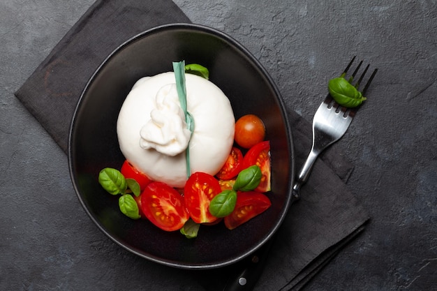 Burrata kaas verschillende tomaten en olijven