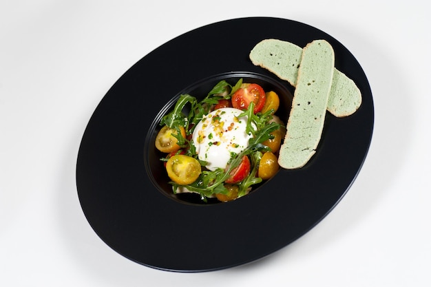 Burrata kaassalade bovenaanzicht met witte achtergrond