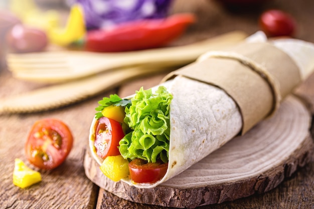 Burrito's of vegan wrap, omwikkeld met champignons, paprika, kool en andere gegrilde groenten