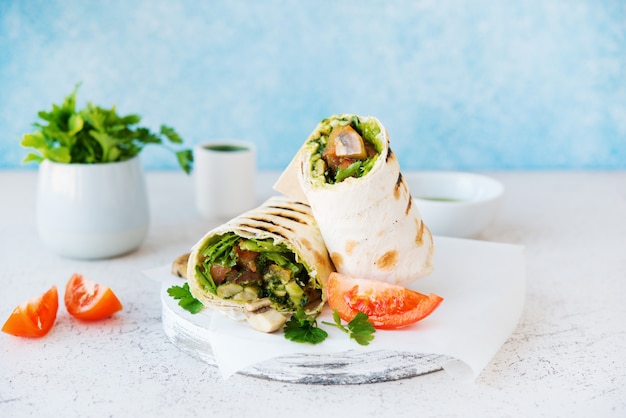 Burrito's wraps met champignons en groenten, een traditioneel Mexicaans eten.