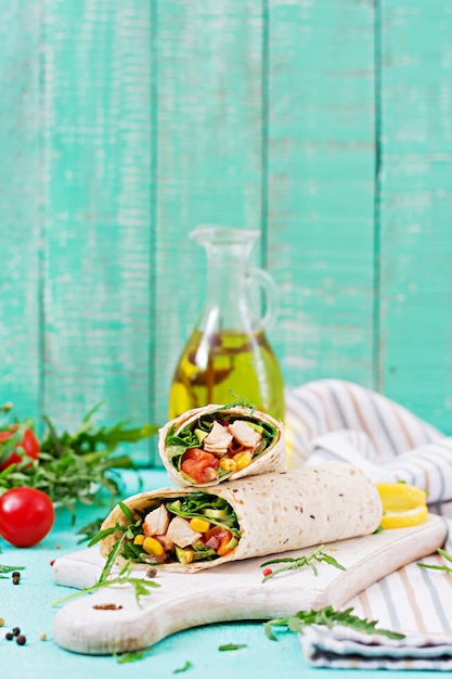 Burrito's wraps met kip en groenten op lichte achtergrond.