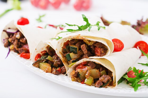 Burrito's wraps met rundvlees en groenten.