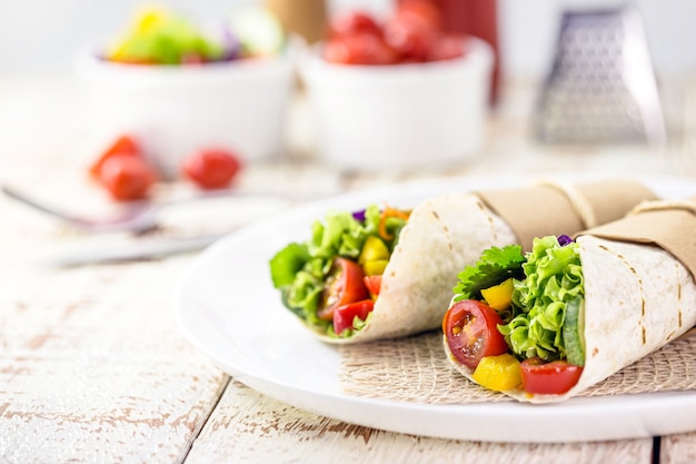 Photo burritos wraps with mushrooms, pepper and vegetables, spicy mexican food