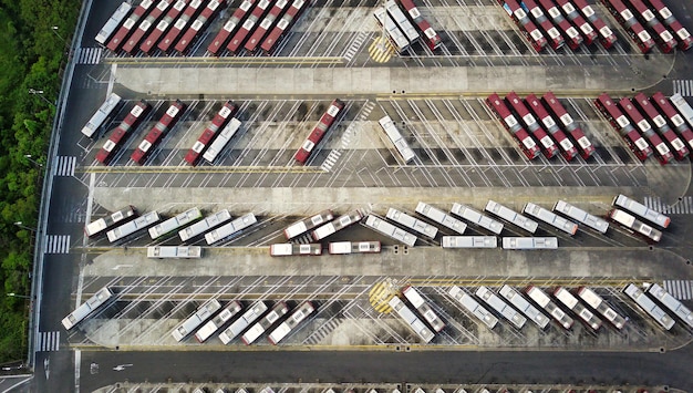 Foto stazione degli autobus autobus rossi vista dall'alto verso il basso da drone aereo