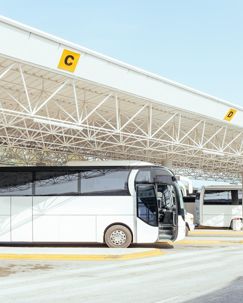 Foto bus geparkeerd bij een metalen structuur in de stad