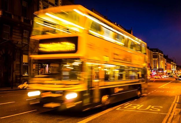 Photo the bus line hurtling fast in the city center