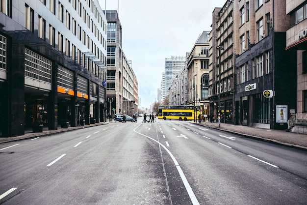 写真 都市の建物の中の道路に乗るバス