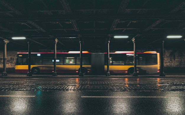 Bus 's nachts onder de brug door