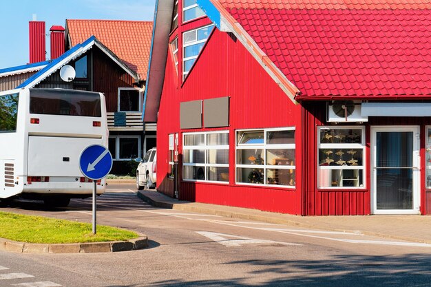 Photo bus station building architecture at nida resort town near klaipeda in neringa in the the baltic sea and the curonian spit in lithuania.