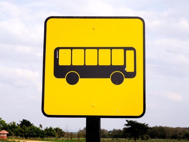 Foto segno della fermata dell'autobus in strada rurale