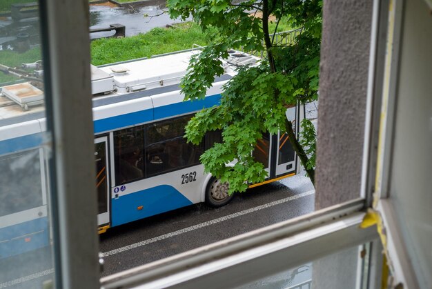 Foto un autobus che è sulla strada con il numero 03 sopra