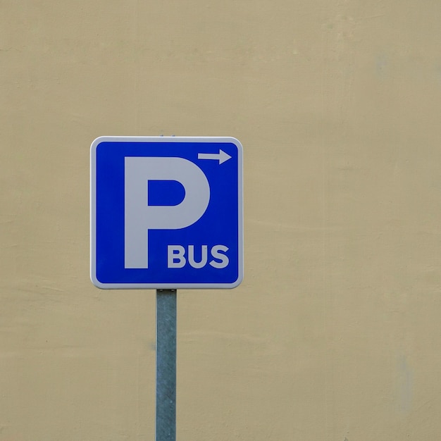 거리에 있는 버스 교통 신호