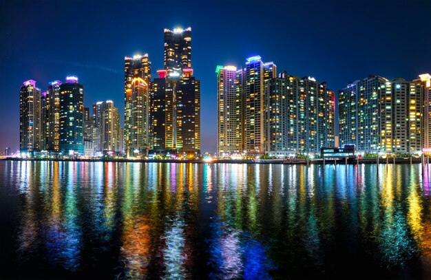 Photo busan marina city skyscrapers illluminated in night