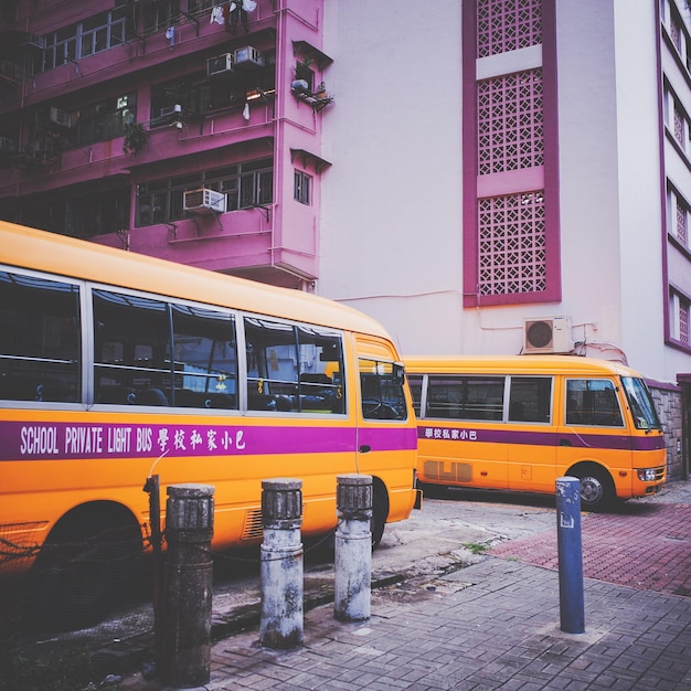 사진 학교 밖 에 주차 된 버스 들