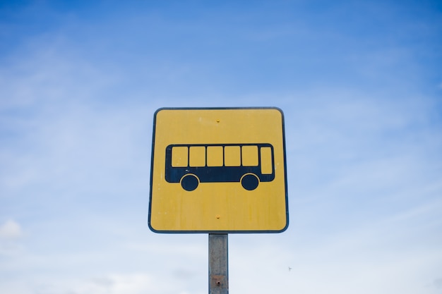 Foto bushalte bord met blauwe hemelachtergrond