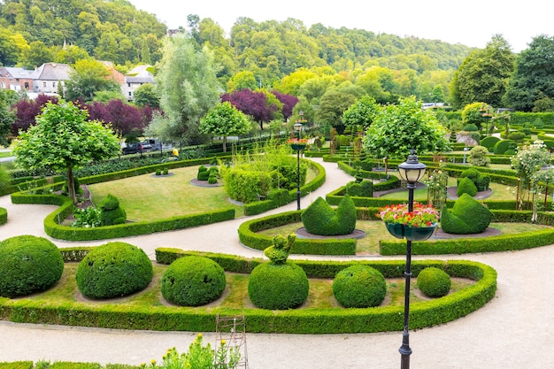 Фото Кусты разной формы, летний парк в европе. профессиональное озеленение, европейский зеленый пейзаж, украшение садовых растений