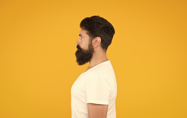 Photo bushy beard hipster man barbershop client yellow background perfect side view concept